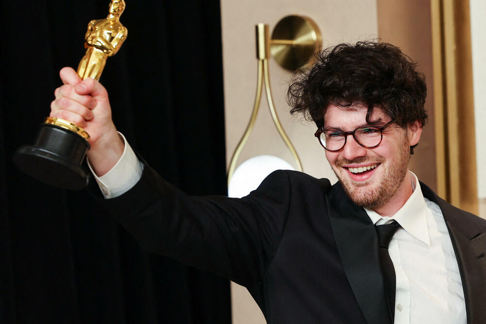 Kanadski reditelj Danijel Roher sa Oskarom za svoj film "Navaljni", Foto: Reuters