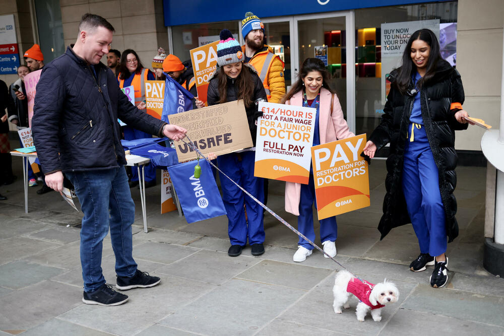 <p>Britanska medicinska asocijacija navodi da su plate mlađim doktorima pale 26 odsto po realnim vrijednostima od 2008. godine dok su na rekordnom visokom nivou količina rada i spiskovi čekanja pacijenata. Oni kažu da zamor od prekomjernog rada i britanska kriza troškova života tjera desetine ljekara dalje od javne zdravstvene službe</p>