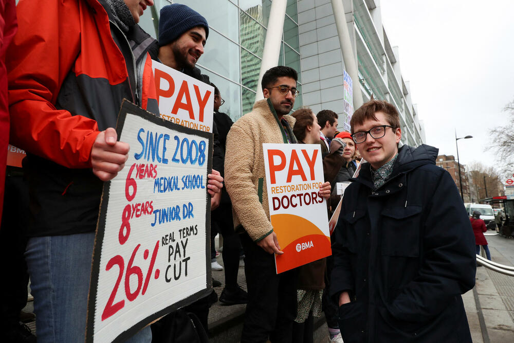 <p>Britanska medicinska asocijacija navodi da su plate mlađim doktorima pale 26 odsto po realnim vrijednostima od 2008. godine dok su na rekordnom visokom nivou količina rada i spiskovi čekanja pacijenata. Oni kažu da zamor od prekomjernog rada i britanska kriza troškova života tjera desetine ljekara dalje od javne zdravstvene službe</p>
