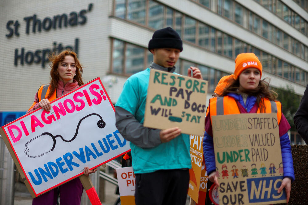 <p>Britanska medicinska asocijacija navodi da su plate mlađim doktorima pale 26 odsto po realnim vrijednostima od 2008. godine dok su na rekordnom visokom nivou količina rada i spiskovi čekanja pacijenata. Oni kažu da zamor od prekomjernog rada i britanska kriza troškova života tjera desetine ljekara dalje od javne zdravstvene službe</p>