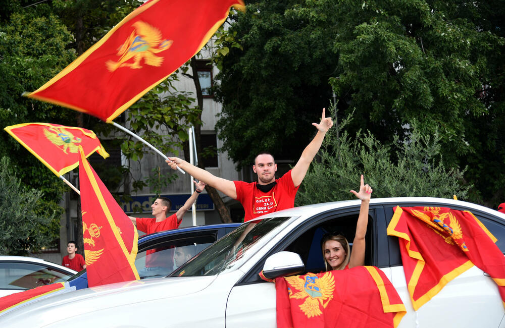 Pristalice DPS-a u auto-koloni uoči izbora 2020. 