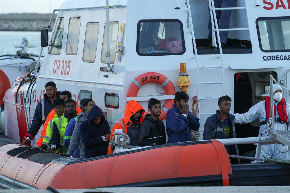 Spašeni migranti u Siciliji, Foto: Reuters