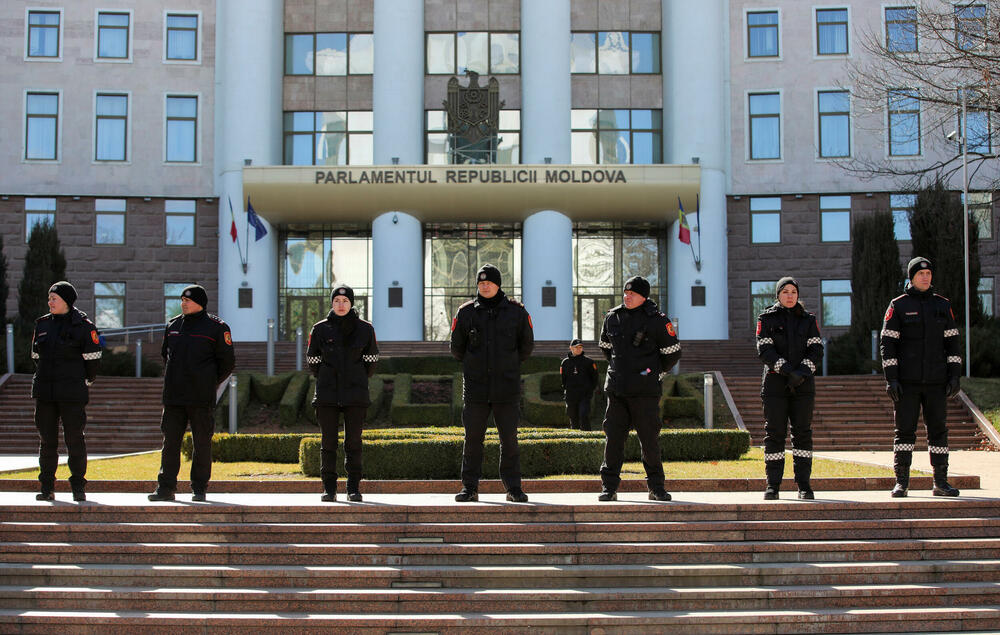 Policija ispred zgrade parlamenta tokom protesta u nedjelju