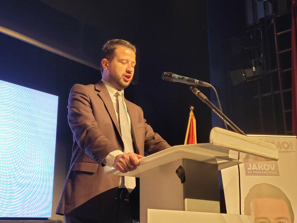 <p>"Na vlasti 33 godine bio čovjek koji se trideset godina premještao sa predsjedničke na premijersku fotelju, pa u krug. Okružio se pionima i klimoglavcima, klonovima i poslušnicina", kazao je Milatović</p>