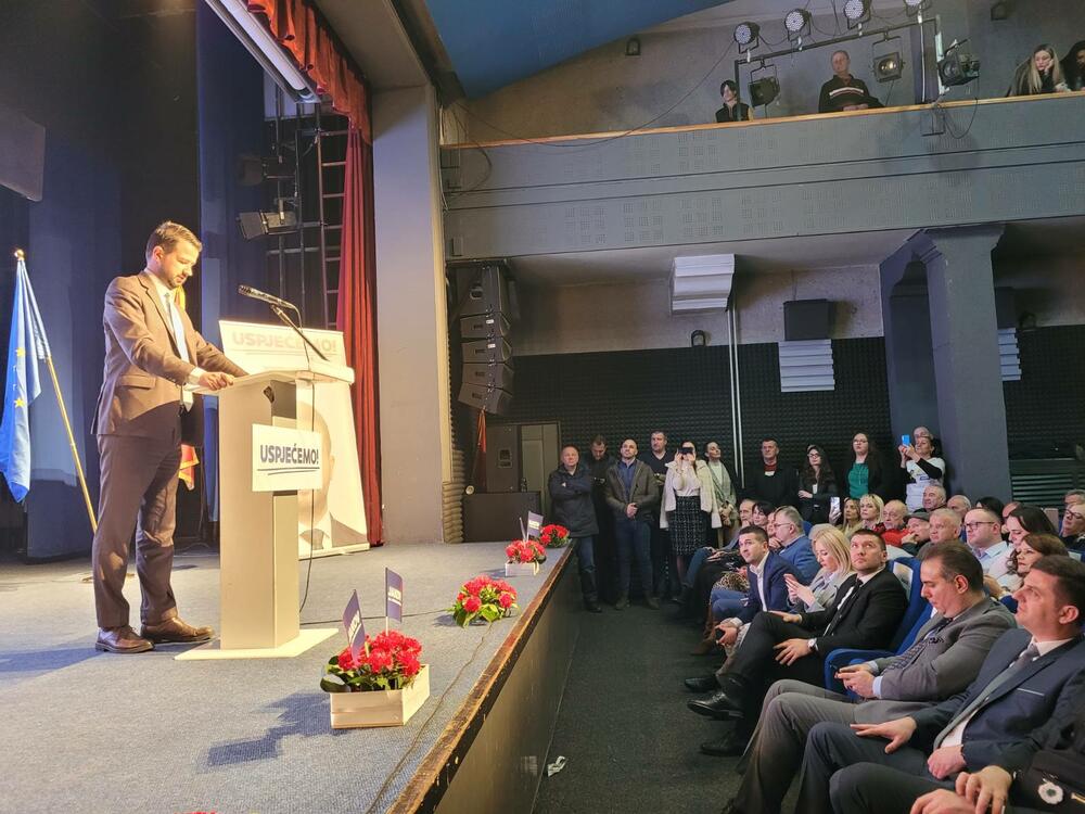 <p>"Na vlasti 33 godine bio čovjek koji se trideset godina premještao sa predsjedničke na premijersku fotelju, pa u krug. Okružio se pionima i klimoglavcima, klonovima i poslušnicina", kazao je Milatović</p>