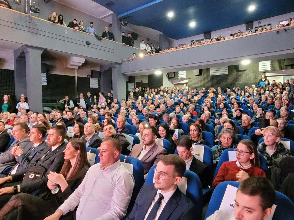 <p>"Na vlasti 33 godine bio čovjek koji se trideset godina premještao sa predsjedničke na premijersku fotelju, pa u krug. Okružio se pionima i klimoglavcima, klonovima i poslušnicina", kazao je Milatović</p>