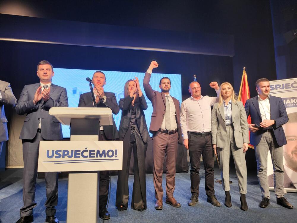 <p>"Na vlasti 33 godine bio čovjek koji se trideset godina premještao sa predsjedničke na premijersku fotelju, pa u krug. Okružio se pionima i klimoglavcima, klonovima i poslušnicina", kazao je Milatović</p>