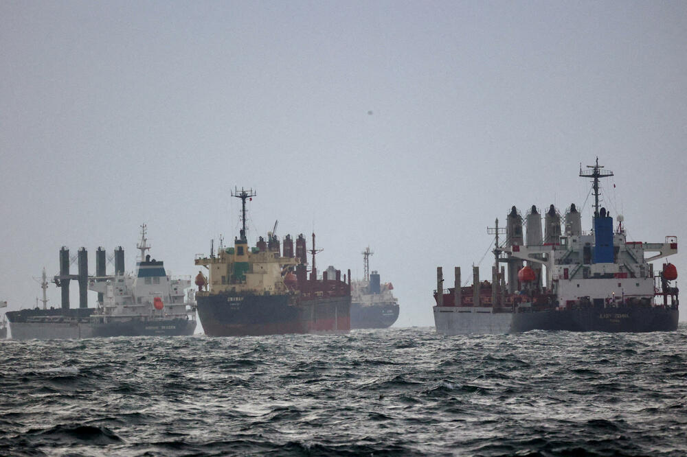 Usidreni brodovi čekaju inspekciju na Bosforu, Foto: Reuters