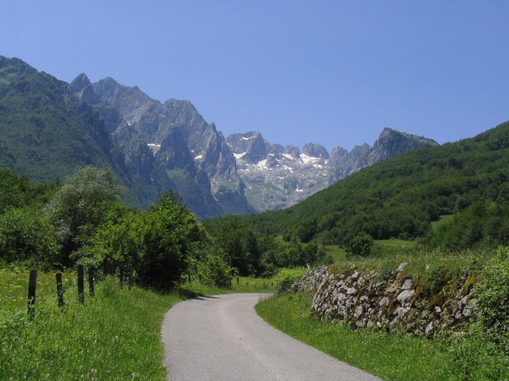 <p>Prošetajte edukativnim, planinarskim i pješačkim stazama, upoznajte jedinstven svijet izvorne ljepote, bogate kulturne baštine i atraktivne turističke ponude.</p>