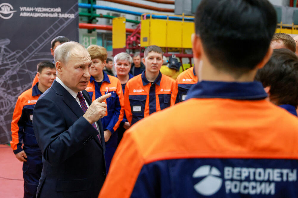 Putin sa radnicima fabrike aviona u Ulan-Udeu, Foto: Rojters