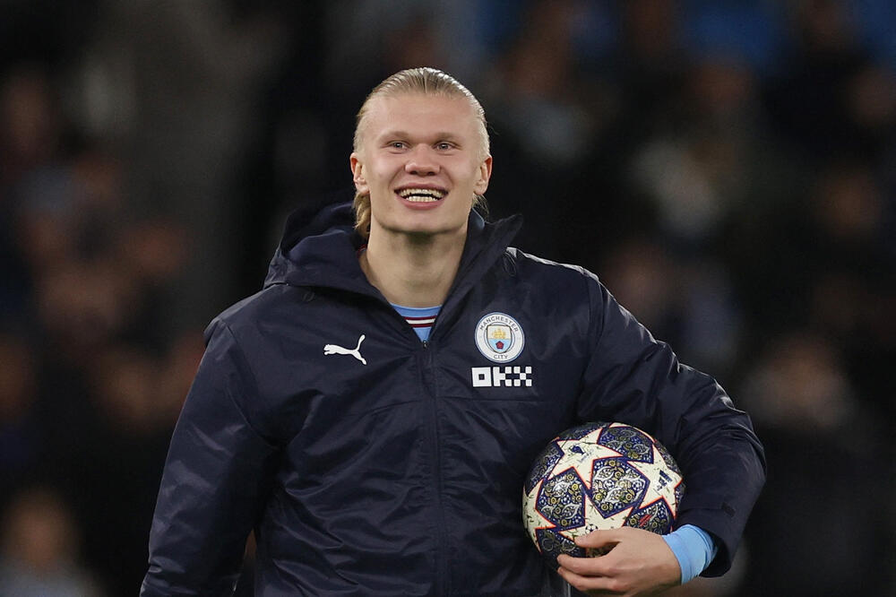 Ponio loptu kući: Elring Haland nakon utakmice sa Lajpcigom, Foto: Reuters