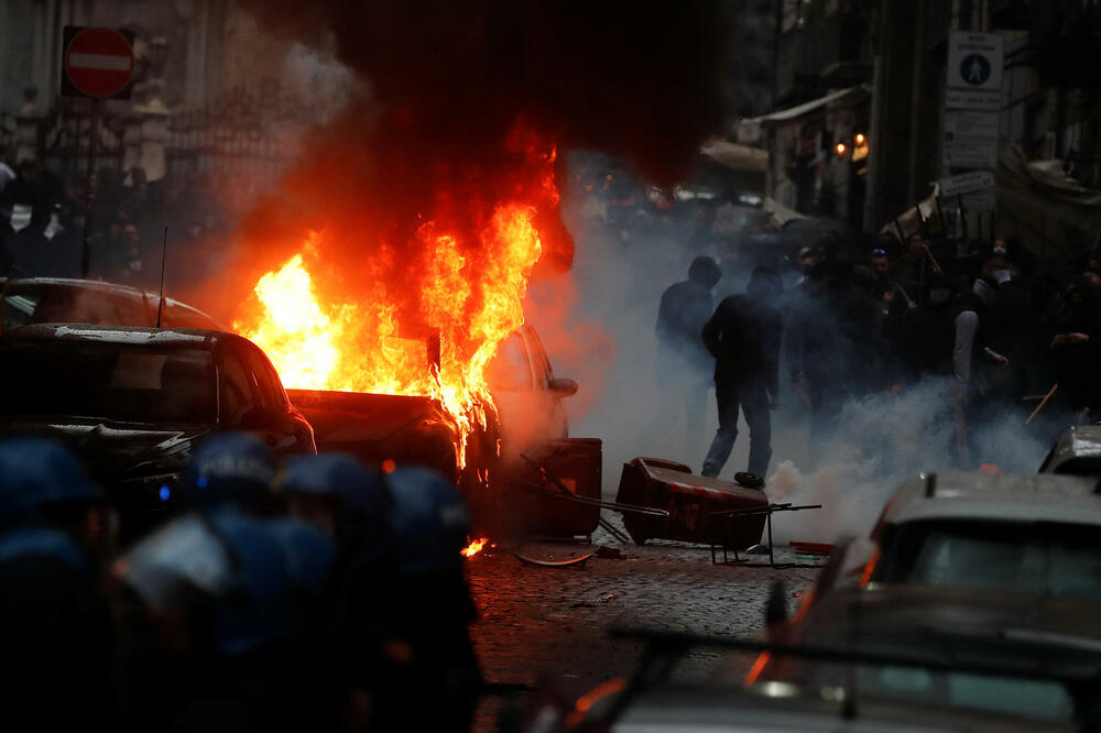 Navijači Ajntrahta revoltirani zabranom ulaska na "Dijego Maardona stadion", Foto: REUTERS