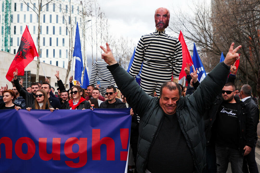 Lutka sa Raminim likom na protestima opozicije u Tirani 