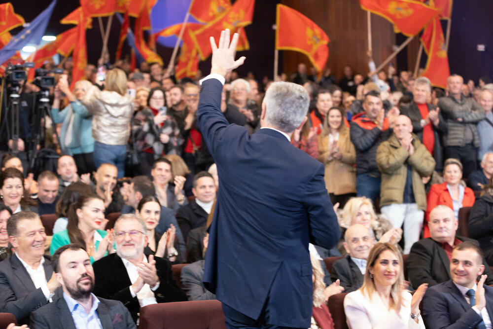 <p>On je, govoreći o upravljanju finansijama, rekao da su protekle dvije i po godine "zapravo presipanje iz šupljeg u prazno"</p>
