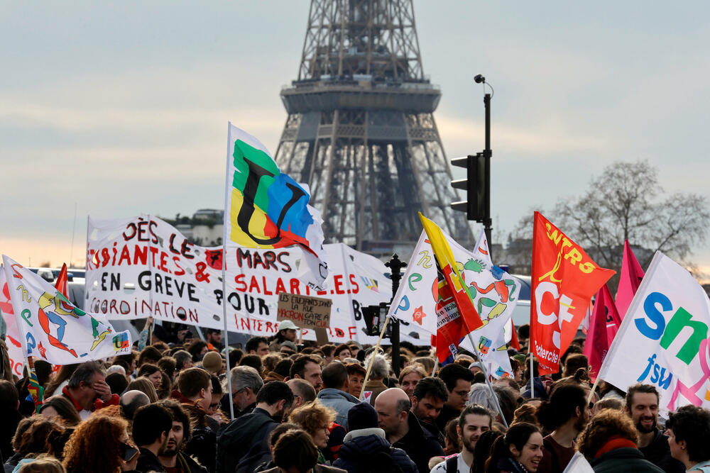 <p>Bezbjednosne snage intervenisale su sinoć na Trgu Konkord u Parizu nedaleko od zgrade Parlamenta, gdje su bile hiljade demonstranata protiv reforme penzija</p>