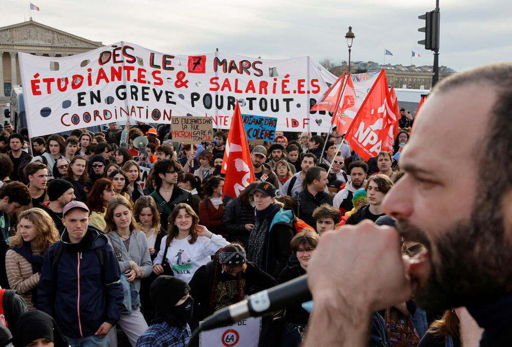 <p>Bezbjednosne snage intervenisale su sinoć na Trgu Konkord u Parizu nedaleko od zgrade Parlamenta, gdje su bile hiljade demonstranata protiv reforme penzija</p>