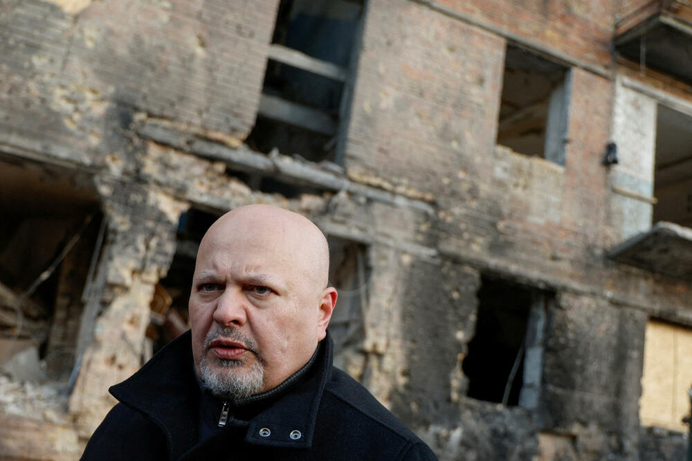 Kan tokom posjete mjesta na kome su oštećene zgrade u ruskom napadu u ukrajinskom gradu Višgorodu, Foto: Reuters