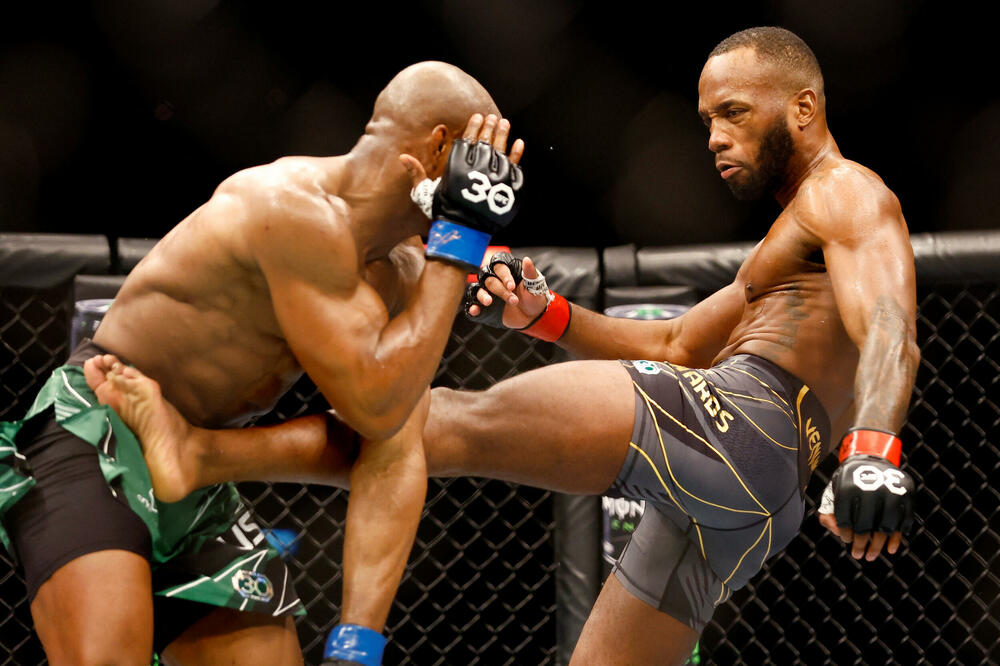 Edvards pogađa Usmana razornim udarcem u tijelo, Foto: Reuters