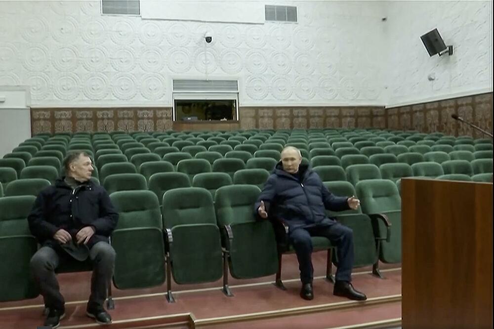 Zamjenik premijera Rusije Marat Husnulin i Putin u pozorištu u Mariupolju, Foto: Beta/AP
