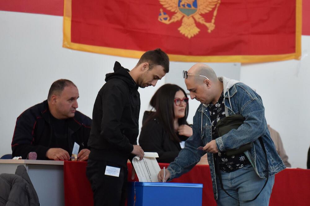 Detalj sa glasanja u prvom krugu predsjedničkih izbora 19. marta, Foto: Boris Pejović