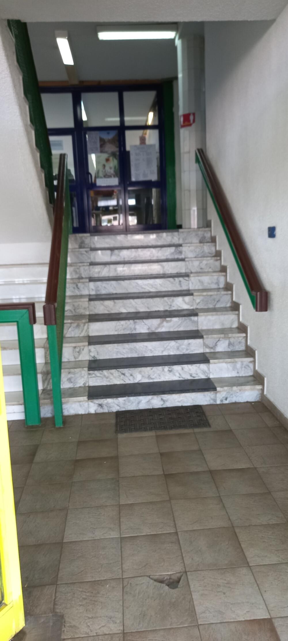 <p>Kazali su da su neki članovi biračkih odbora, kao obrazloženje, naveli da na tim biračkim mjestima nema osoba s invaliditetom koje glasaju, da one, uglavnom, glasaju putem pisma ili da će im oni pomoći ukoliko se pojave, navode su iz udruženja</p>