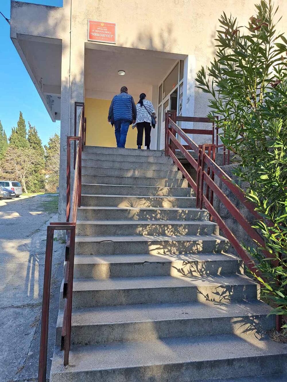 <p>Kazali su da su neki članovi biračkih odbora, kao obrazloženje, naveli da na tim biračkim mjestima nema osoba s invaliditetom koje glasaju, da one, uglavnom, glasaju putem pisma ili da će im oni pomoći ukoliko se pojave, navode su iz udruženja</p>