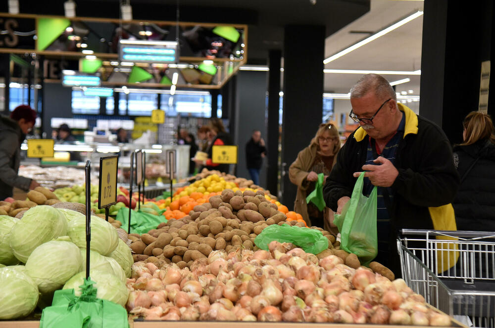 Od maja moguća izmjena 'antiinflacione korpe': Kupci juče u jednom od marketa