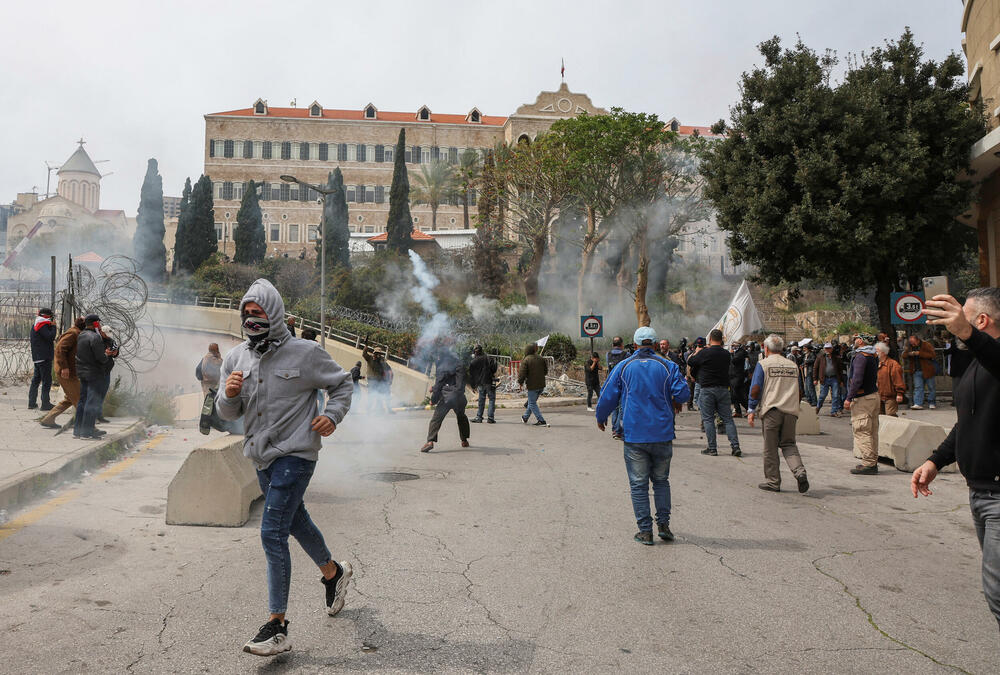 <p>Nasilje je izbilo kao posljedica gnijeva zbog teških ekonomskih uslova u zemlji i višegodišnjeg lošeg rukovođenja vladajuće klase što je dovelo do krize krajem 2019. godine</p>