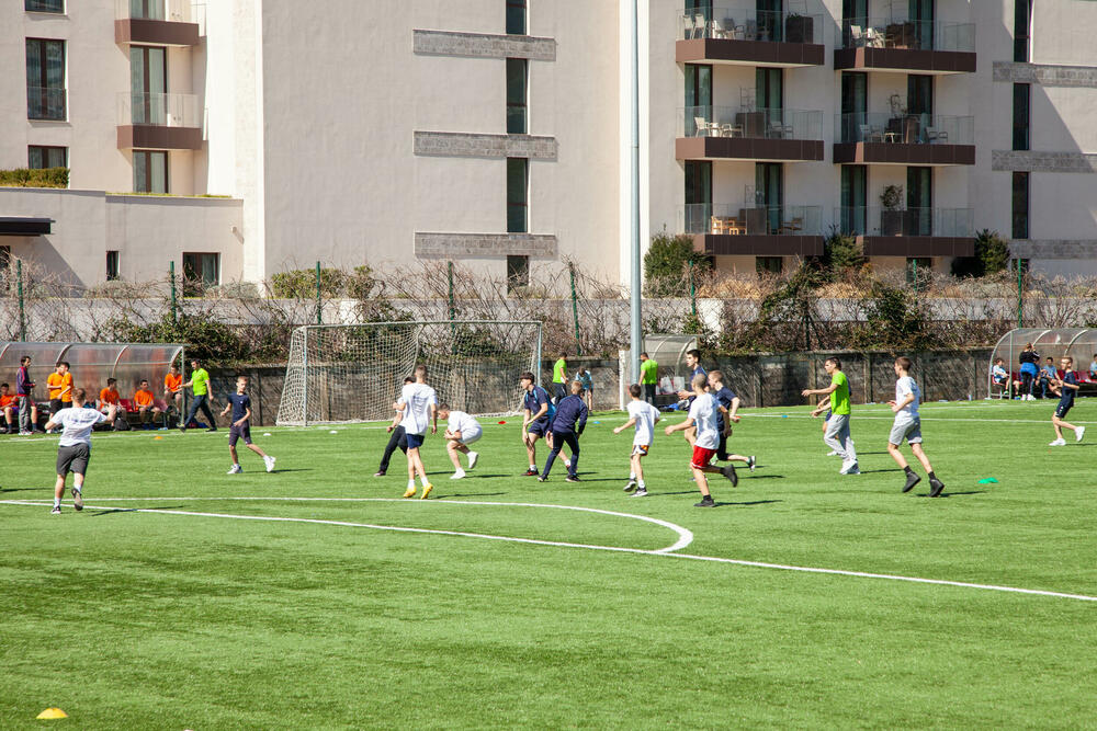 <p>U pitanju je beskontaktna verzija ragbija za djecu, odnosno protivnički igrač se zaustavlja dodirom sa dvije ruke</p>