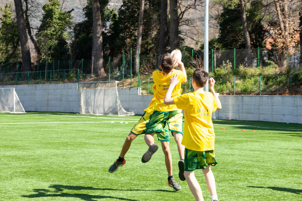 <p>U pitanju je beskontaktna verzija ragbija za djecu, odnosno protivnički igrač se zaustavlja dodirom sa dvije ruke</p>