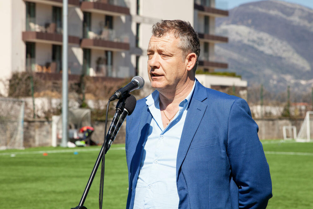 <p>U pitanju je beskontaktna verzija ragbija za djecu, odnosno protivnički igrač se zaustavlja dodirom sa dvije ruke</p>