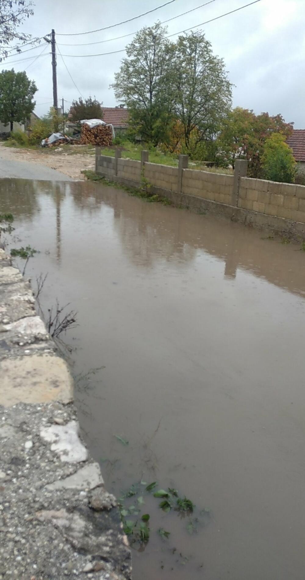 <p>Iskopane rupe na udaljenosti od dvadesetak metara samo su mještanima stvorile probleme jer, kako su istakli, rupe stoje, prilazi kućama su onemogućeni, kroz komšijska dvorišta ponovo prolaze znani i neznani, a oni ne znaju kada će radovi biti nastavljeni</p>