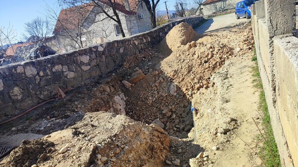 <p>Iskopane rupe na udaljenosti od dvadesetak metara samo su mještanima stvorile probleme jer, kako su istakli, rupe stoje, prilazi kućama su onemogućeni, kroz komšijska dvorišta ponovo prolaze znani i neznani, a oni ne znaju kada će radovi biti nastavljeni</p>