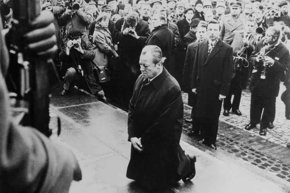 Vili Brant pred spomenikom u Varšavi, 1970.