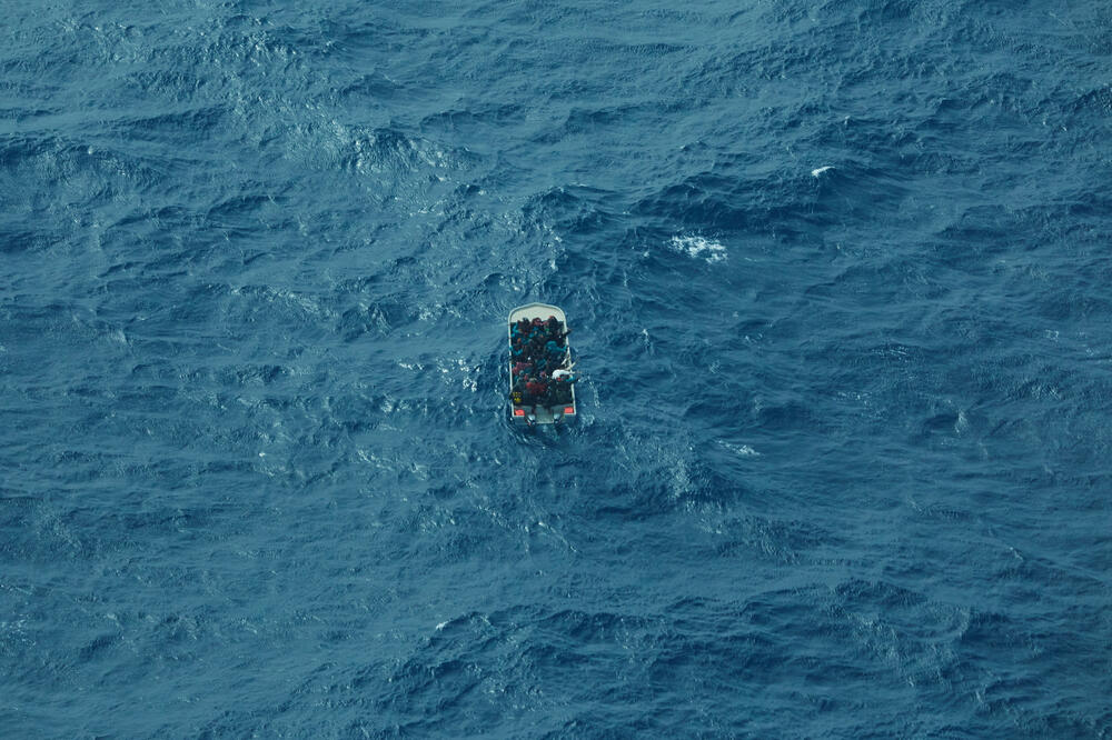Jedan od čamaca sa migrantima nakon polaska iz Libije, Foto: Reuters