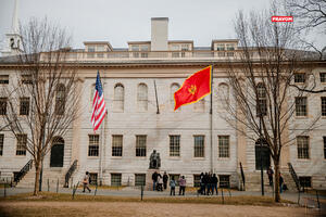 Abazović gost Harvarda, na zgradi Univerziteta istaknuta zastava...