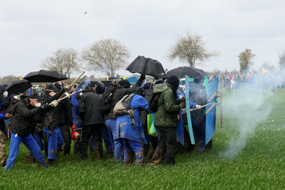 <p>Prema navodima policije, bilo je oko 6.000 ljudi, dok organizatori navode broj od 20.000. Vlasti su rasporedile 3.200 žandarma i policajaca da nadgledaju taj zabranjeni skup protiv projekta gradnje rezervoara vode za poljoprivredu</p>