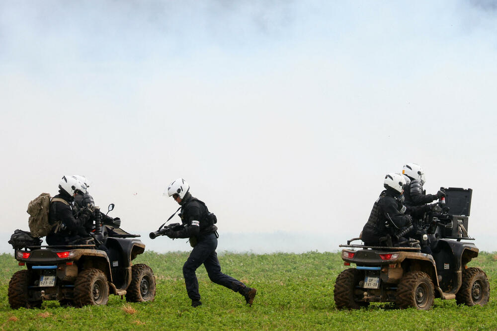 <p>Prema navodima policije, bilo je oko 6.000 ljudi, dok organizatori navode broj od 20.000. Vlasti su rasporedile 3.200 žandarma i policajaca da nadgledaju taj zabranjeni skup protiv projekta gradnje rezervoara vode za poljoprivredu</p>