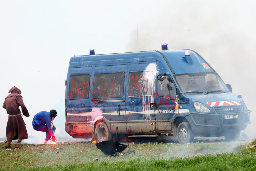 <p>Prema navodima policije, bilo je oko 6.000 ljudi, dok organizatori navode broj od 20.000. Vlasti su rasporedile 3.200 žandarma i policajaca da nadgledaju taj zabranjeni skup protiv projekta gradnje rezervoara vode za poljoprivredu</p>