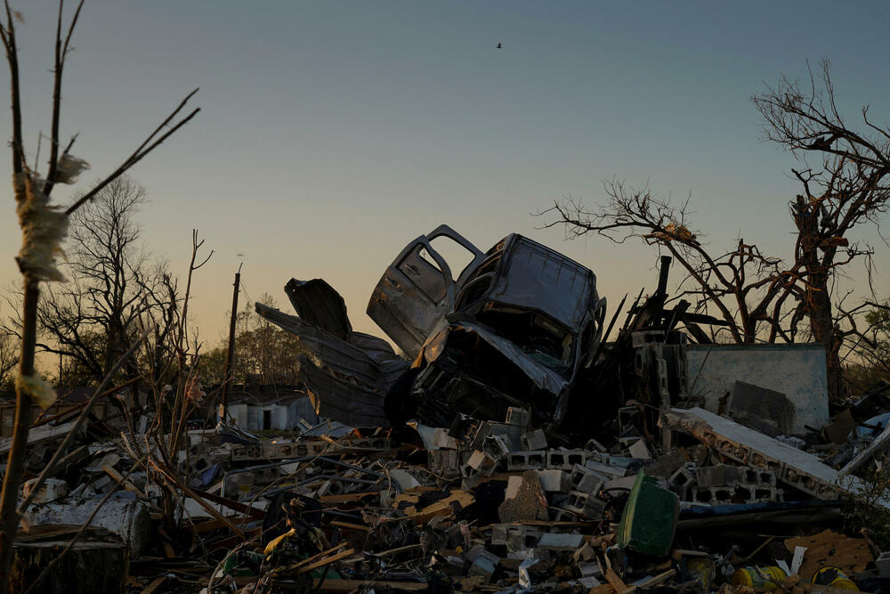 <p>Gradić Roling Fork razoren je u tornadu koji je dostigao brzinu od 320 kilometara na čas. Meteorolozi su upozorili da se na jugu SAD i danas očekuje jako nevrijeme</p>