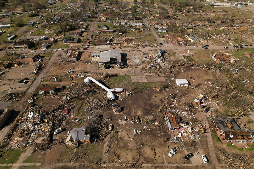<p>Gradić Roling Fork razoren je u tornadu koji je dostigao brzinu od 320 kilometara na čas. Meteorolozi su upozorili da se na jugu SAD i danas očekuje jako nevrijeme</p>