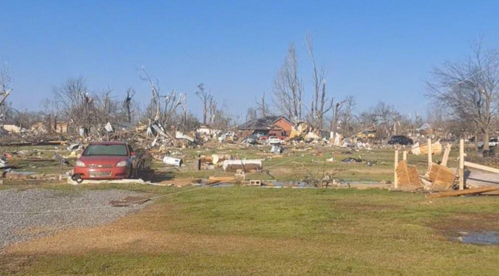 <p>Gradić Roling Fork razoren je u tornadu koji je dostigao brzinu od 320 kilometara na čas. Meteorolozi su upozorili da se na jugu SAD i danas očekuje jako nevrijeme</p>