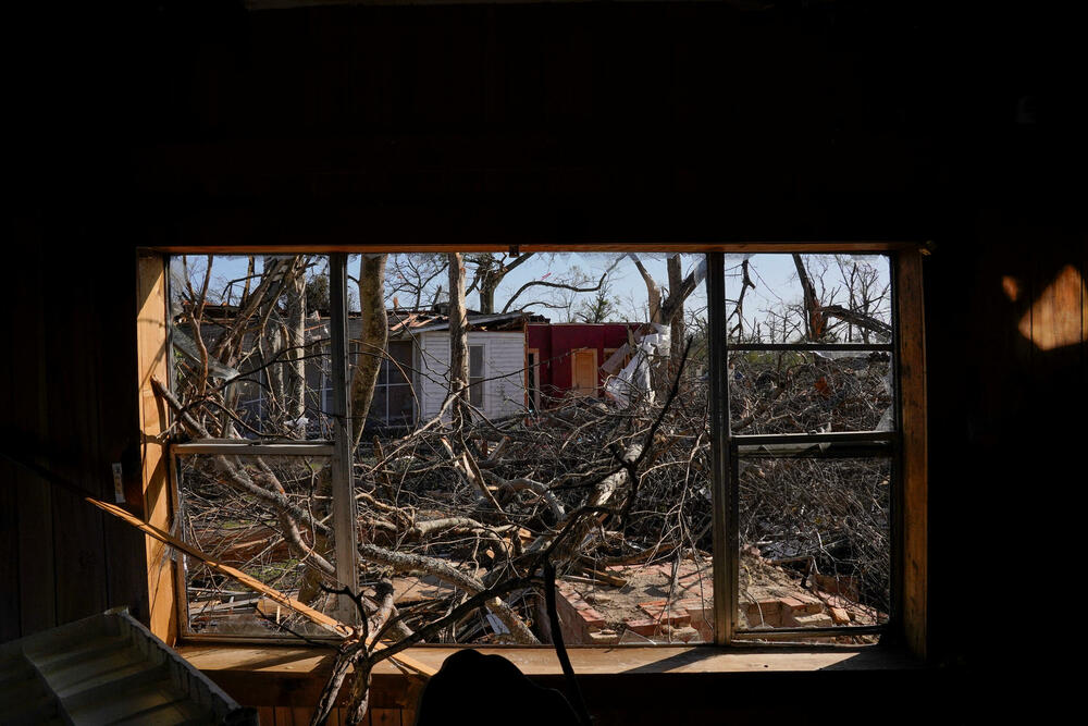 <p>Gradić Roling Fork razoren je u tornadu koji je dostigao brzinu od 320 kilometara na čas. Meteorolozi su upozorili da se na jugu SAD i danas očekuje jako nevrijeme</p>
