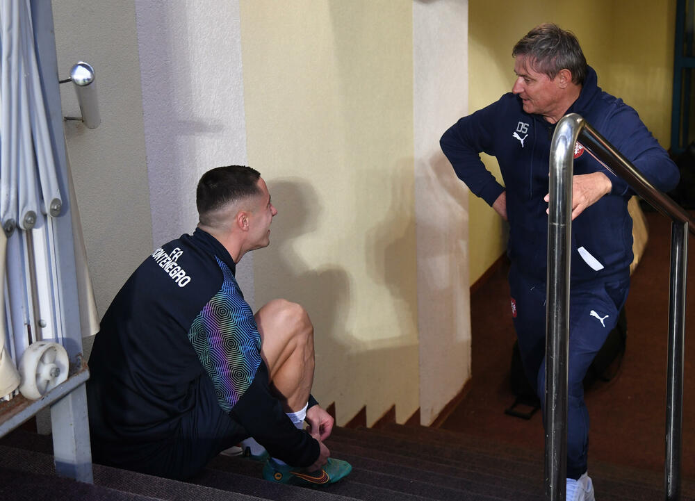 <p>Srdačan, prijateljski, pa čak i emotivan, bio je susret selektora Srbije Dragana Stojkovića Piksija sa crnogorskim fudbalerima i stručnim štabom uoči spektakla koji se sprema za ponedjeljak (20.45)</p>