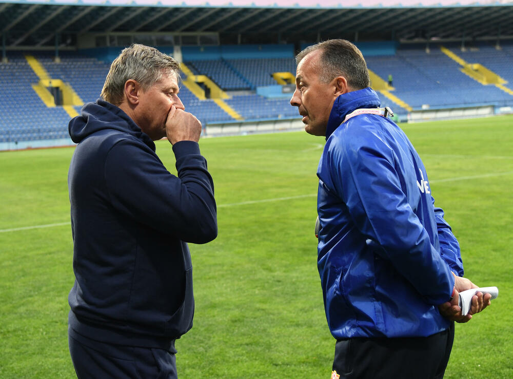 <p>Srdačan, prijateljski, pa čak i emotivan, bio je susret selektora Srbije Dragana Stojkovića Piksija sa crnogorskim fudbalerima i stručnim štabom uoči spektakla koji se sprema za ponedjeljak (20.45)</p>