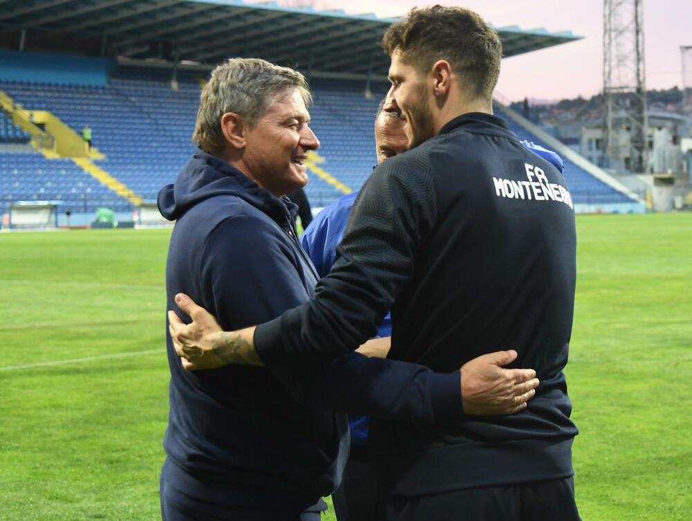 <p>Srdačan, prijateljski, pa čak i emotivan, bio je susret selektora Srbije Dragana Stojkovića Piksija sa crnogorskim fudbalerima i stručnim štabom uoči spektakla koji se sprema za ponedjeljak (20.45)</p>