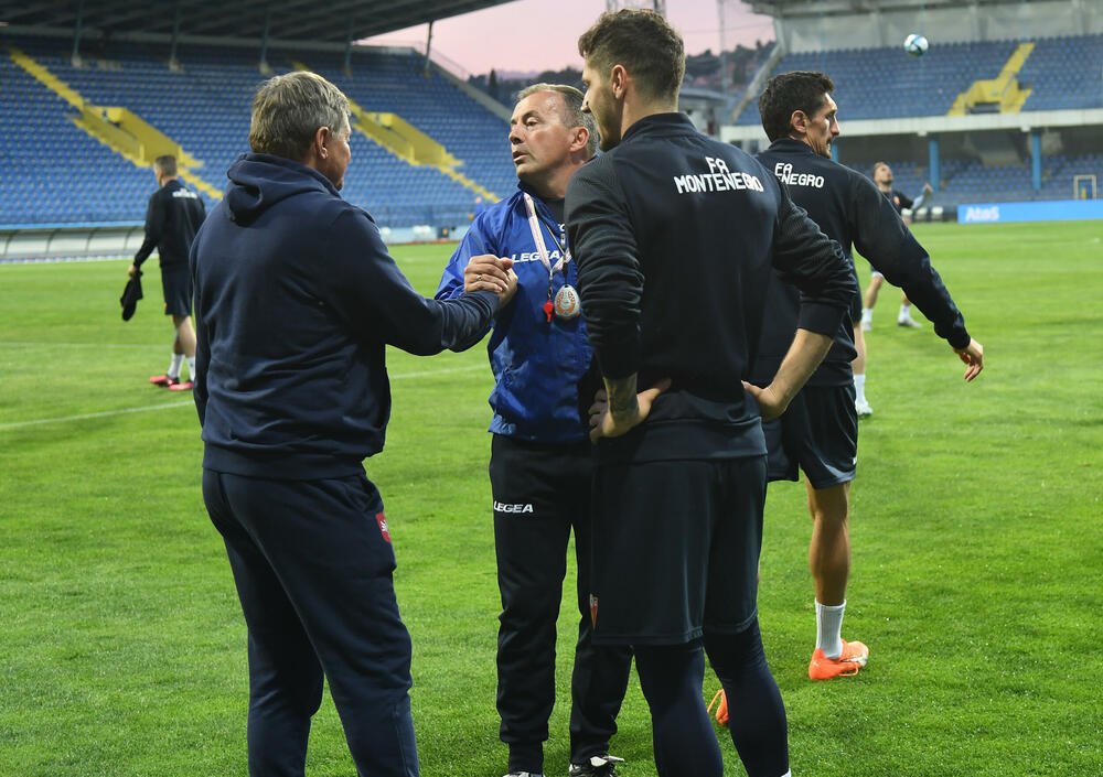 <p>Srdačan, prijateljski, pa čak i emotivan, bio je susret selektora Srbije Dragana Stojkovića Piksija sa crnogorskim fudbalerima i stručnim štabom uoči spektakla koji se sprema za ponedjeljak (20.45)</p>