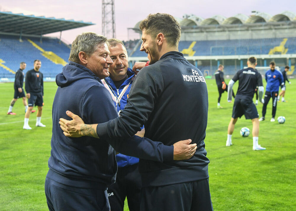 <p>Srdačan, prijateljski, pa čak i emotivan, bio je susret selektora Srbije Dragana Stojkovića Piksija sa crnogorskim fudbalerima i stručnim štabom uoči spektakla koji se sprema za ponedjeljak (20.45)</p>