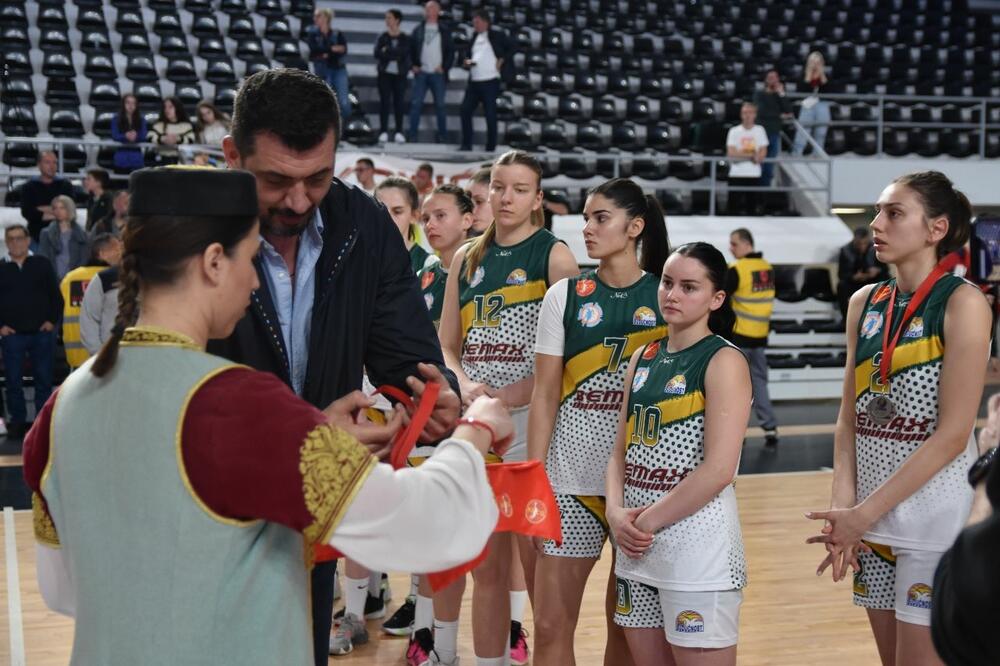 Košarkašice Budućnost Bemaxa dobijaju medalje za 2. mjesto, Foto: ŽKK Budućnost Bemax