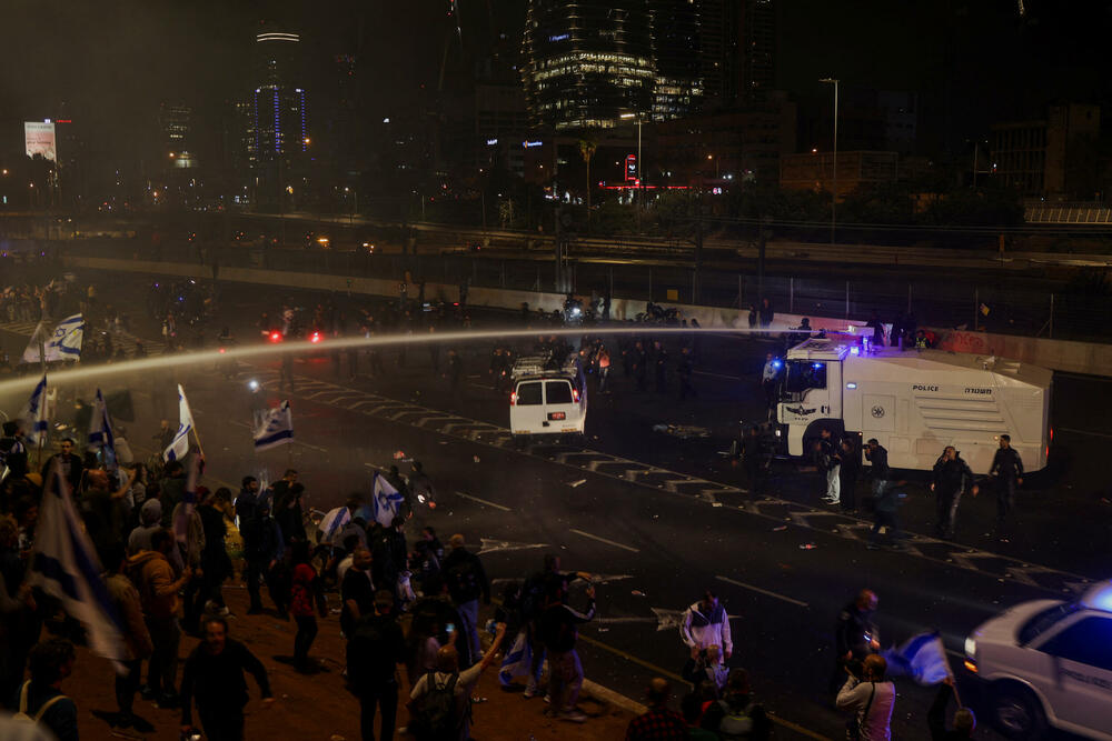 <p>Netanjahu smijenio Galanta, jer je pozvao da se privremeno zaustavi ostvarenje plana izraelskog lidera o reformi pravosuđa</p>